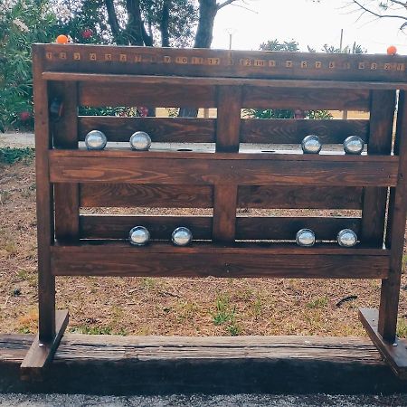 superbe gîte d'entressen dans mas en campagne avec piscine et espace de jeux extérieurs pour les enfants et terrain de pétanque Exterior foto