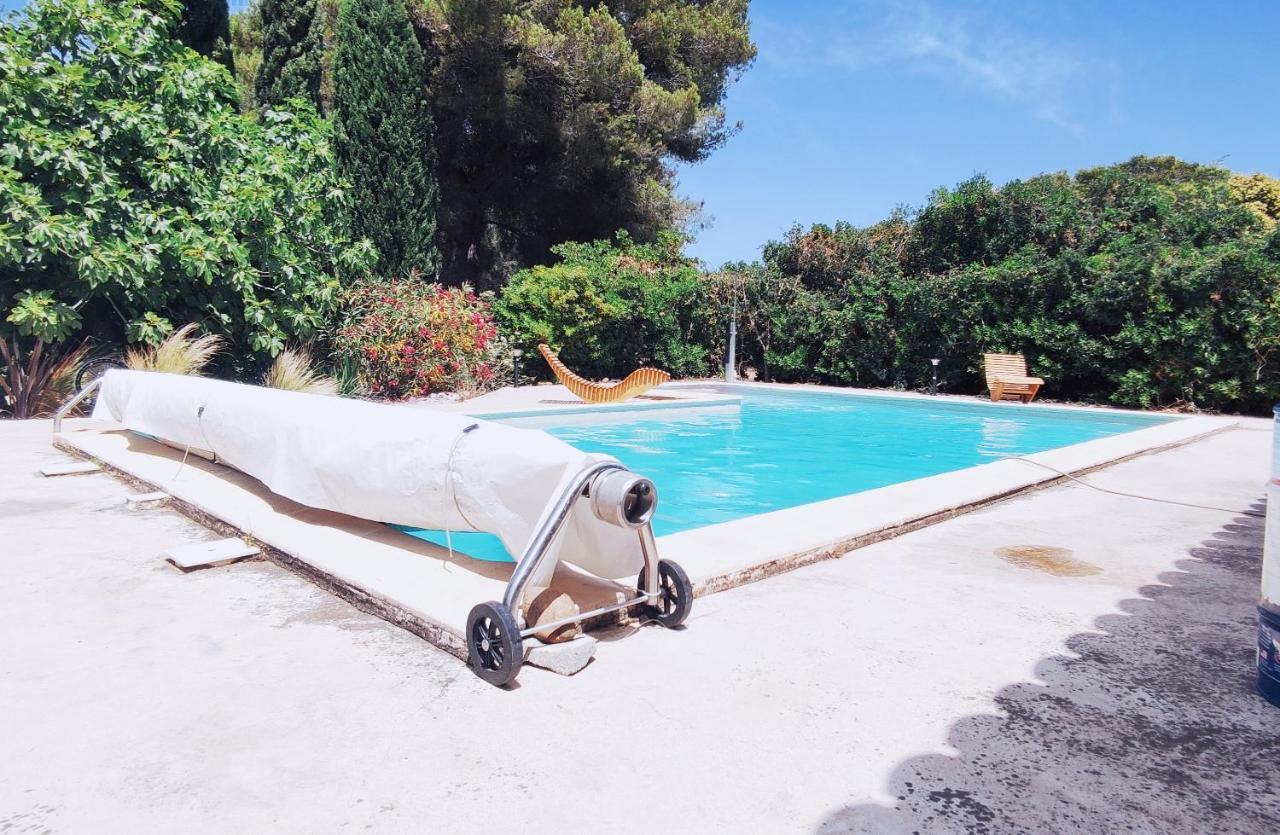 superbe gîte d'entressen dans mas en campagne avec piscine et espace de jeux extérieurs pour les enfants et terrain de pétanque Exterior foto