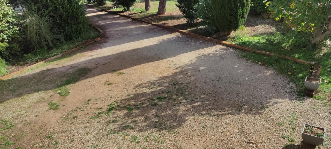 superbe gîte d'entressen dans mas en campagne avec piscine et espace de jeux extérieurs pour les enfants et terrain de pétanque Exterior foto