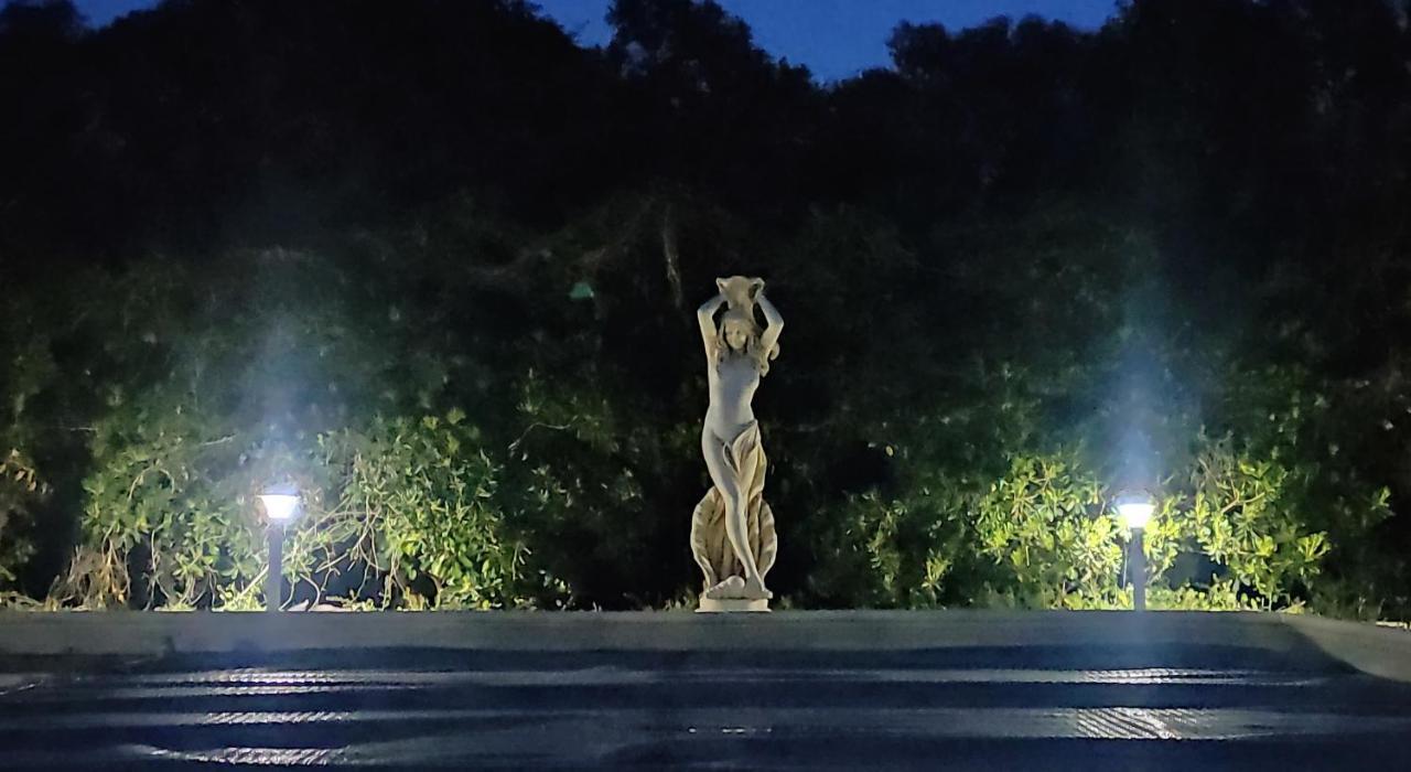superbe gîte d'entressen dans mas en campagne avec piscine et espace de jeux extérieurs pour les enfants et terrain de pétanque Exterior foto