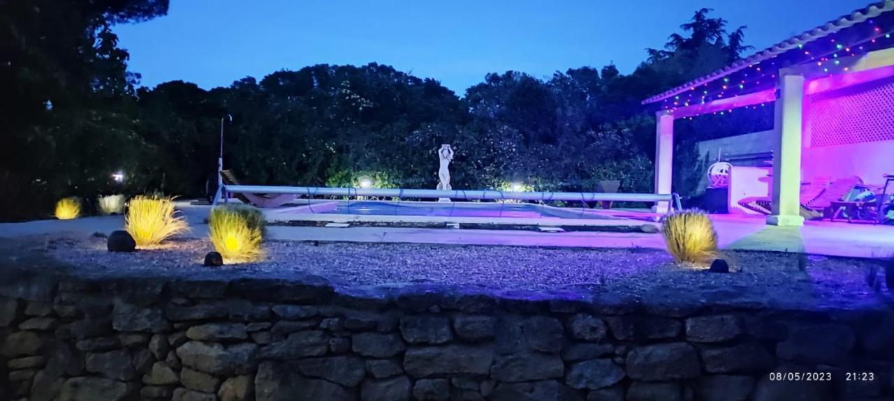 superbe gîte d'entressen dans mas en campagne avec piscine et espace de jeux extérieurs pour les enfants et terrain de pétanque Exterior foto