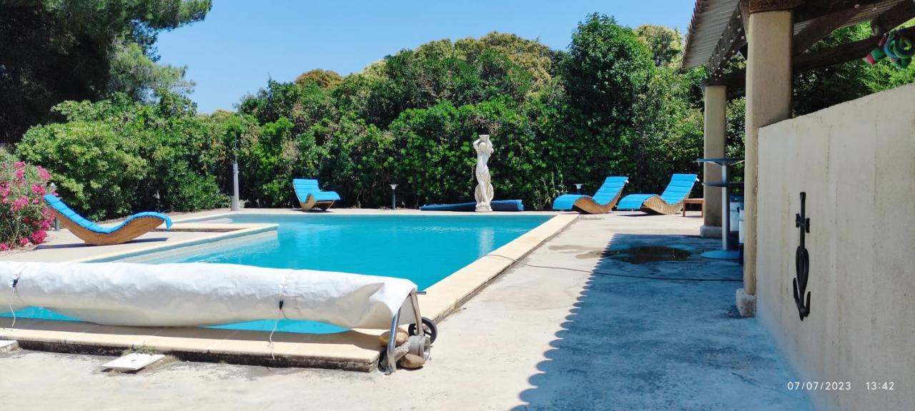 superbe gîte d'entressen dans mas en campagne avec piscine et espace de jeux extérieurs pour les enfants et terrain de pétanque Exterior foto